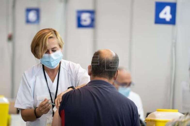 Imagen de archivo de un hombre recibiendo la vacuna contra la covid-19 en el Recinto Ferial de Santa Cruz de Tenerife / EFE Ramón de la Rocha